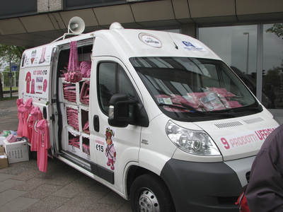 905286 Afbeelding van een bestelauto met 'Giro d'Italia'-producten op het Jaarbeursplein te Utrecht; op 9 mei doet de ...